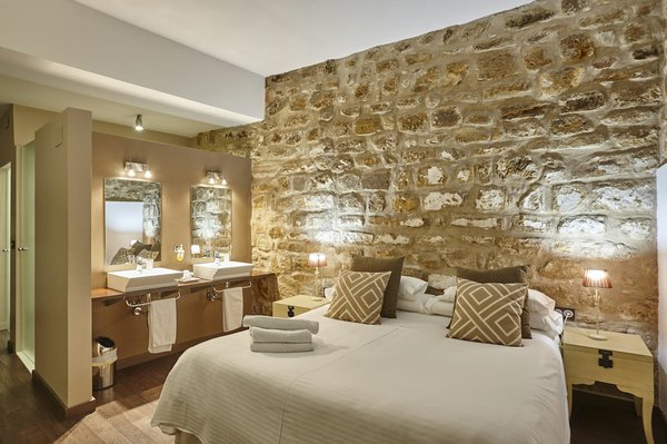 Comment le Valaurie Hôtel se distingue-t-il près des gorges de l'Ardèche ?