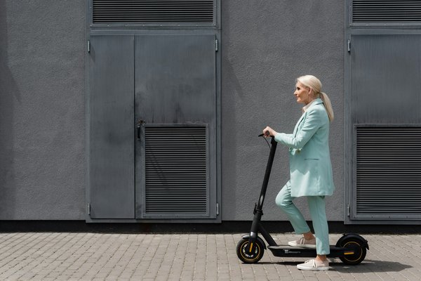 Scooter électrique à Paris : guide de la sécurité, de l'entretien et de la recharge